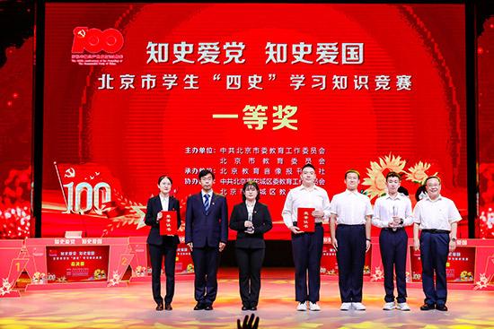 专属IP形象“崇小文”亮相