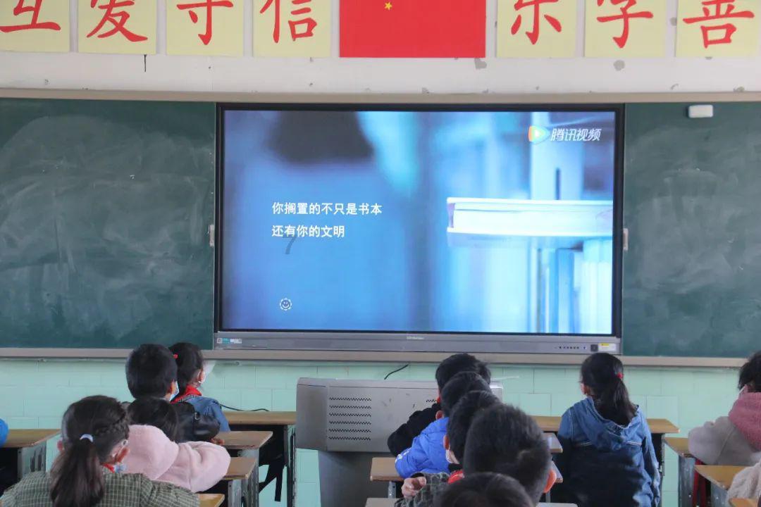 华晨宇粉丝维权：工作室真的不干活吗？